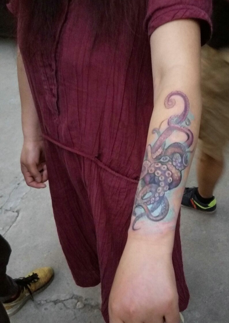 点击大图看下一张：手臂经典个性的小章鱼纹身图案