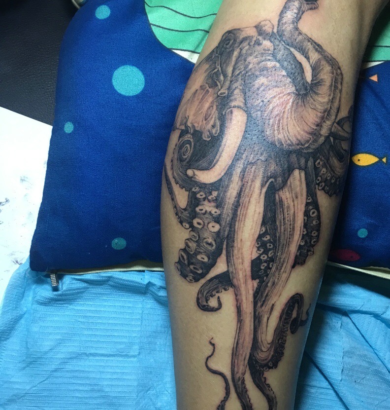 点击大图看下一张：腿部经典传统的黑白章鱼纹身图案