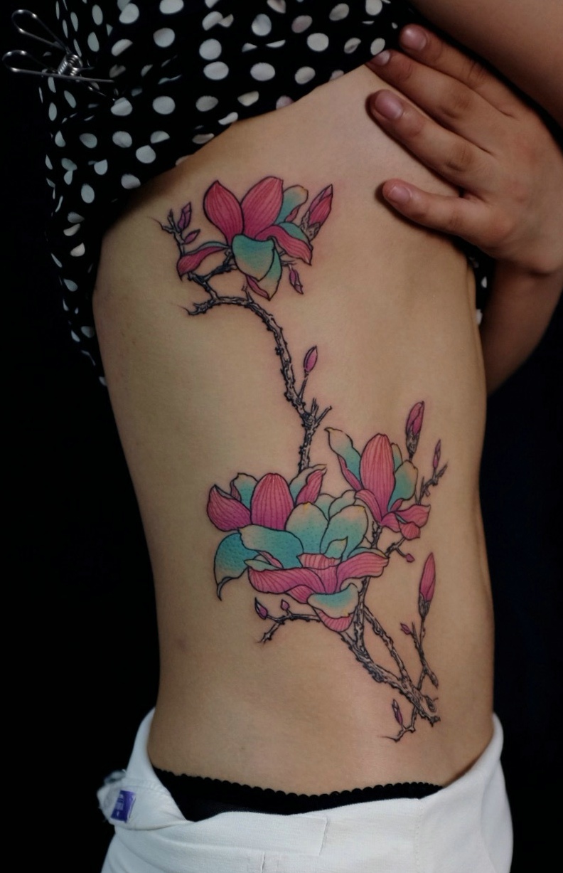 点击大图看下一张：小蛮腰上的美丽花朵纹身图案十分性感