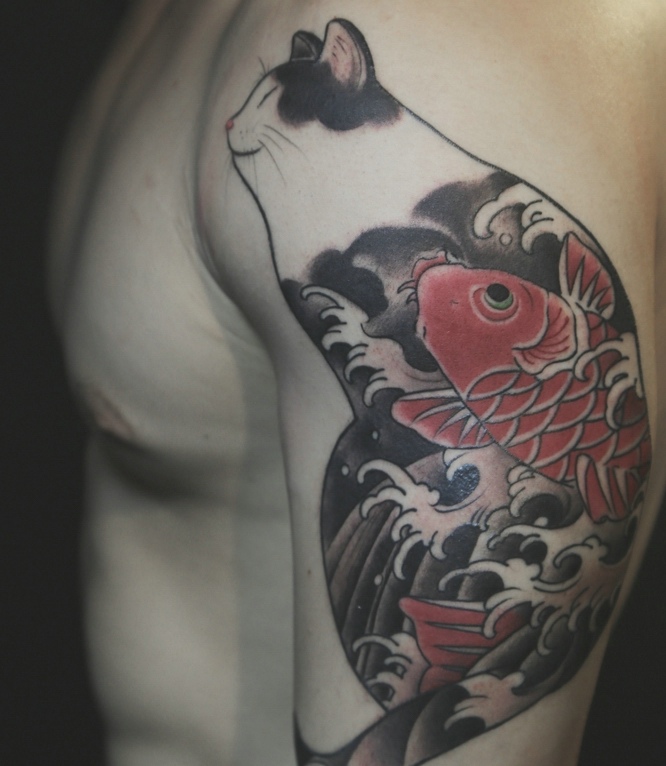 点击大图看下一张：大臂传统红鲤鱼纹身图案个性十足