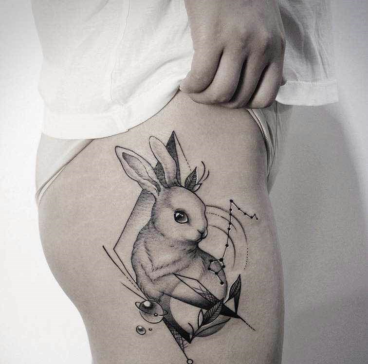 点击大图看下一张：女生大腿外侧黑灰小白兔纹身刺青