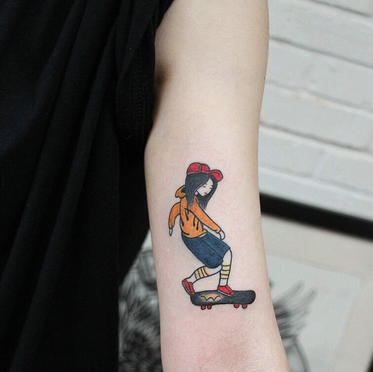 点击大图看下一张：手臂爱滑板的元气少女纹身刺青