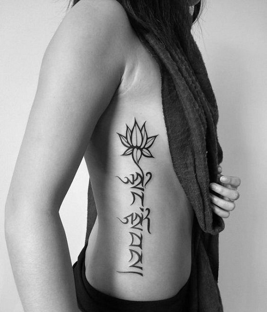 点击大图看下一张：侧腰部好看的梵文与花朵纹身刺青