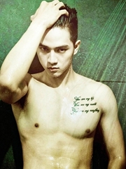 肌肉美男子洗澡图片 英文字母纹身
