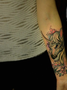 一匹楚楚可怜的花臂小马纹身刺青
