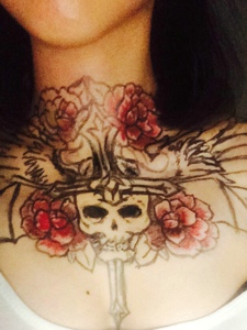 女生脖子下的水彩十字架骷髅纹身图案