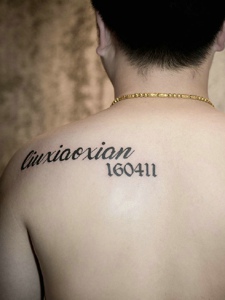 男生后背英文名字与数字的纹身刺青
