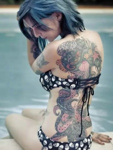 泳池里的短发美女后背个性纹身图案