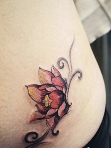 腰部上的一朵莲花纹身刺青性感迷人
