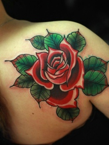 背部一朵大红花朵纹身图案相当抢眼