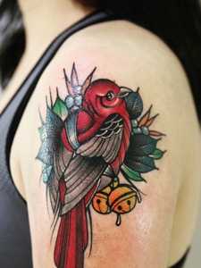 时尚女生大臂一只彩色小鸟纹身刺青