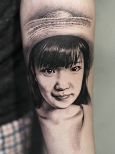 手臂外侧自己的亲闺女肖像纹身刺青