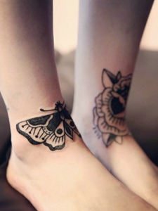 双腿部花朵与蝴蝶的纹身刺青