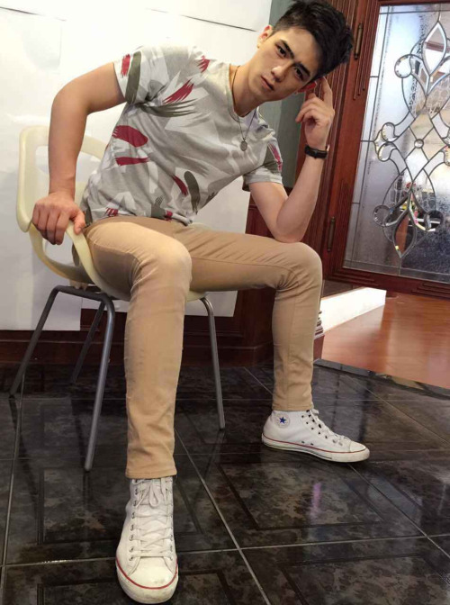 点击大图看下一张:韩国健身教练 真实运动帅哥生活照