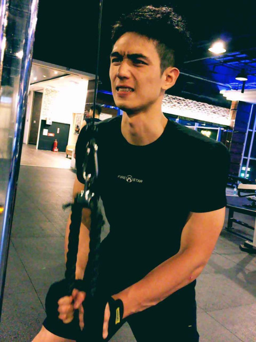 点击大图看下一张:韩国健身教练 真实运动帅哥生活照