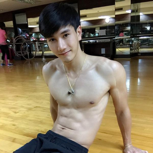 点击大图看下一张：韩国帅哥图片 健身房肌肉帅哥图片