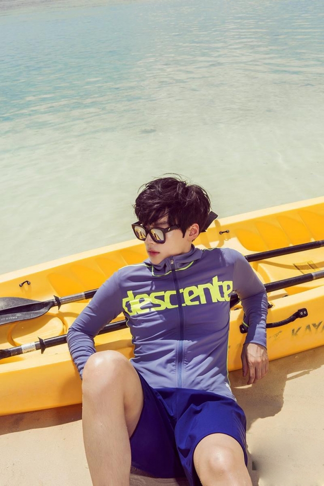 点击大图看下一张:韩星安宰贤写真 冷峻眼神散发神秘气息