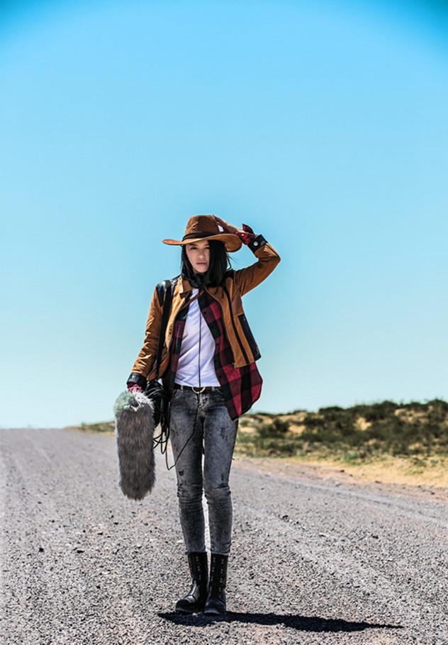 点击大图看下一张：谭维维曝光沙漠写真 助力公益致敬自然