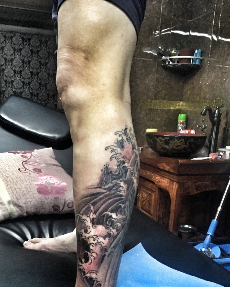 点击大图看下一张：腿部传统山水纹身刺青显年轻