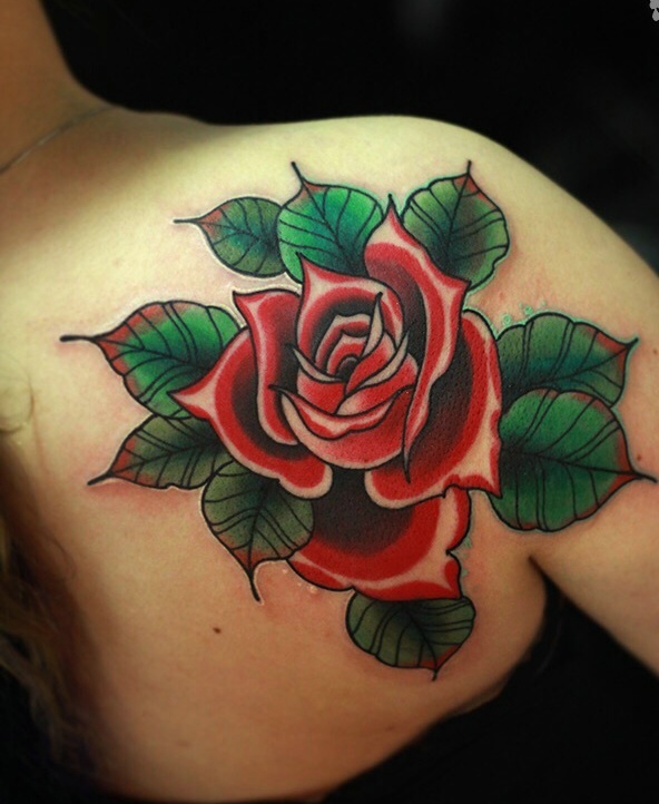 点击大图看下一张：背部一朵大红花朵纹身图案相当抢眼