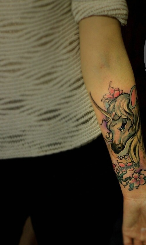 点击大图看下一张：一匹楚楚可怜的花臂小马纹身刺青