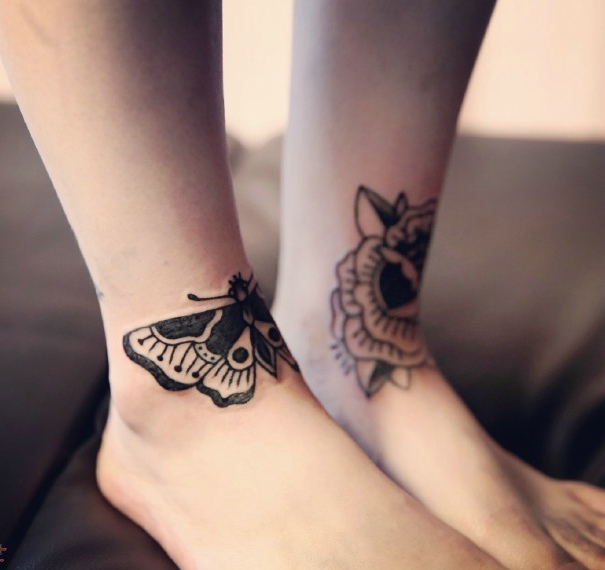点击大图看下一张：双腿部花朵与蝴蝶的纹身刺青