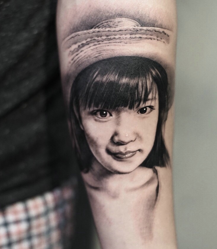 点击大图看下一张：手臂外侧自己的亲闺女肖像纹身刺青