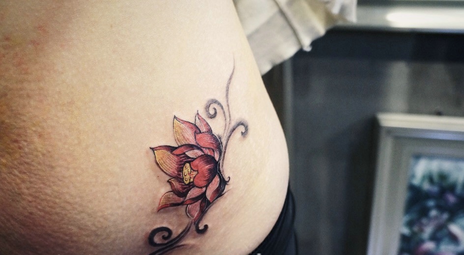 点击大图看下一张：腰部上的一朵莲花纹身刺青性感迷人