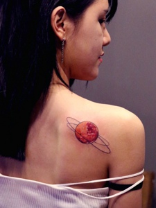 长发女生后背个性月球纹身刺青