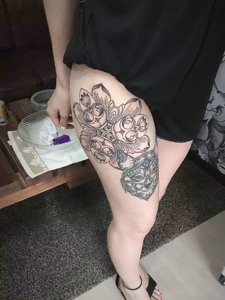 花猫与花朵结合的腿部纹身刺青