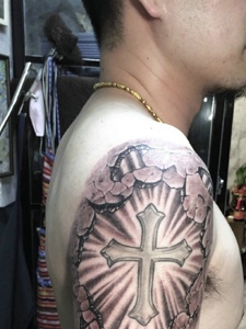 大臂非常霸气的十字架纹身图案