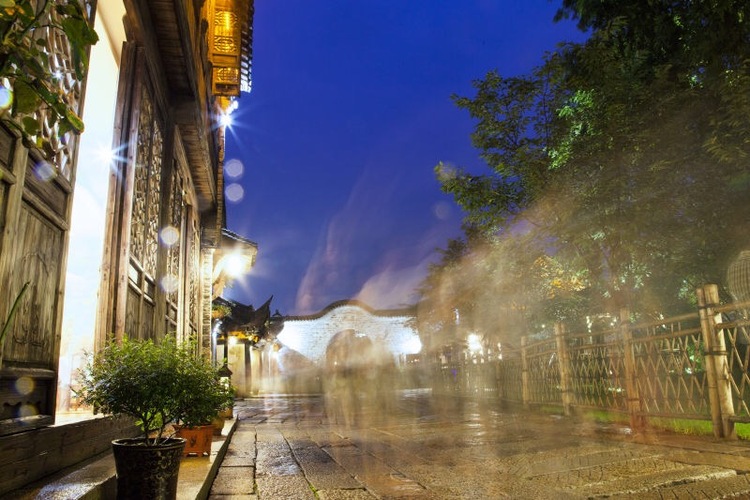 点击大图看下一张：璀璨乌镇夜，夜色撩人醉