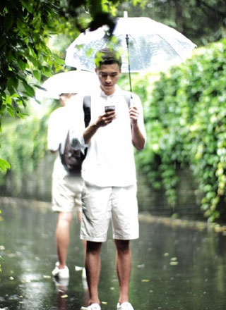 点击大图看下一张：谢梓秋最新摄影作品 雨季里的青春映像