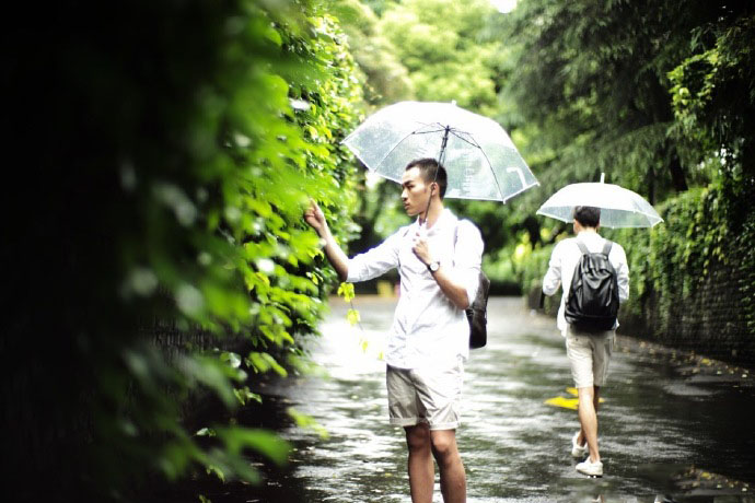 点击大图看下一张：谢梓秋最新摄影作品 雨季里的青春映像