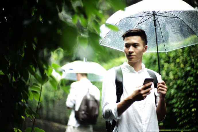 点击大图看下一张：谢梓秋最新摄影作品 雨季里的青春映像