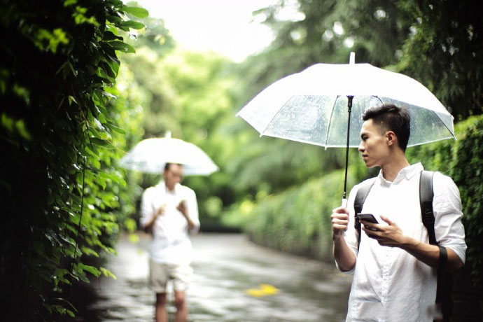 点击大图看下一张：谢梓秋最新摄影作品 雨季里的青春映像