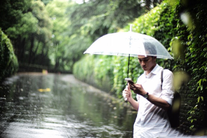 点击大图看下一张:谢梓秋最新摄影作品 雨季里的青春映像