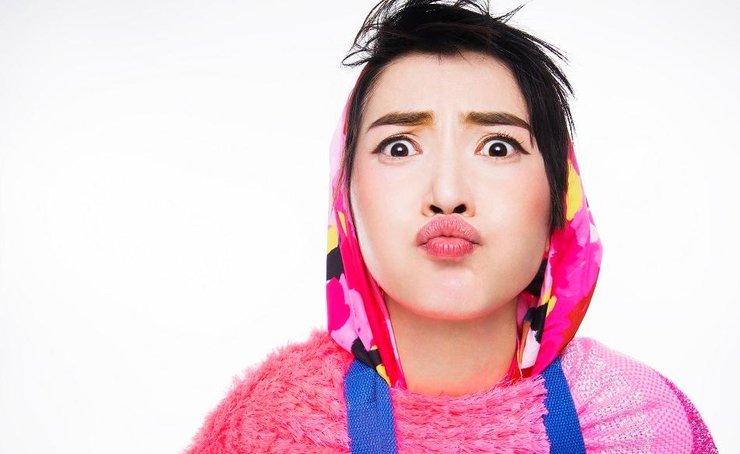 点击大图看下一张：演员李媛曝生日写真 大扮鬼脸展多面魅力