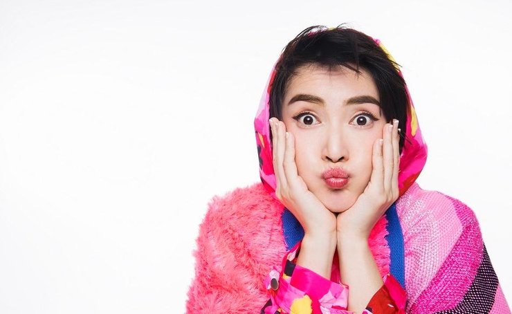 点击大图看下一张：演员李媛曝生日写真 大扮鬼脸展多面魅力