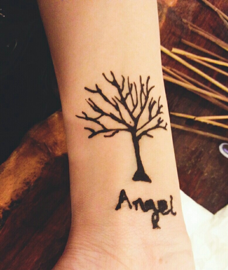 点击大图看下一张：英文名字与小树一起的手臂纹身刺青