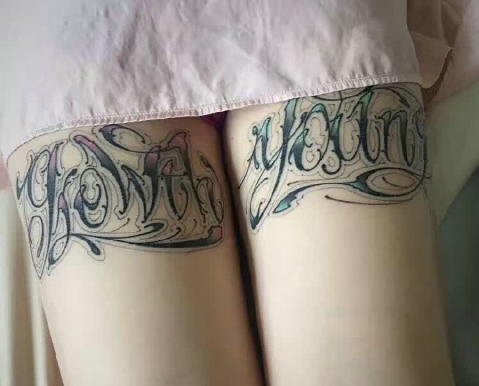 点击大图看下一张:双腿部时尚花体英文单词纹身刺青