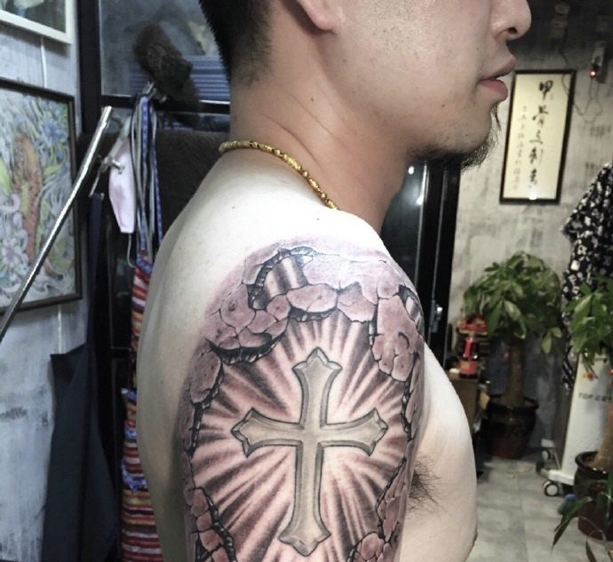 点击大图看下一张：大臂非常霸气的十字架纹身图案