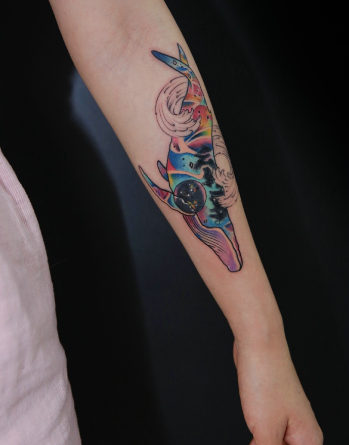 点击大图看下一张：好看又炫酷的手臂海豚纹身图案