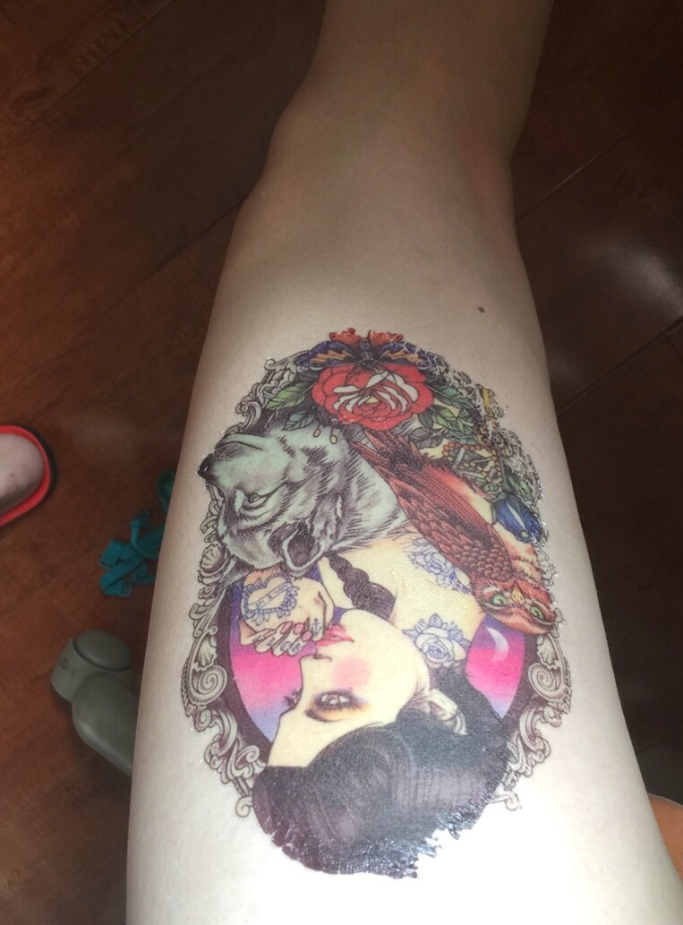 点击大图看下一张：腿部精致又好看的花妓纹身图案