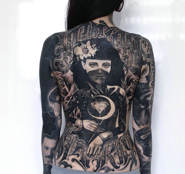 点击大图看下一张：女生满背经典十足的黑白图腾纹身刺青