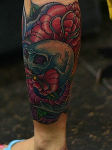 花朵与骷髅结合的彩色腿部纹身图案