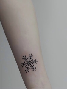手臂小清新耐看的小雪花纹身刺青