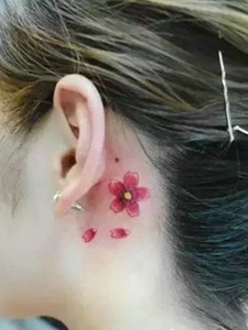 女生耳朵后面的小樱花纹身图案