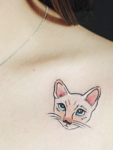 锁骨下的一只傲骄的暹罗猫纹身刺青