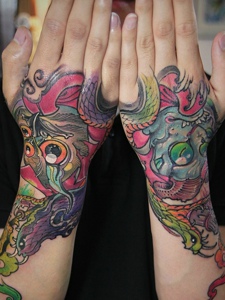 双手臂耐看型的彩色图腾纹身刺青
